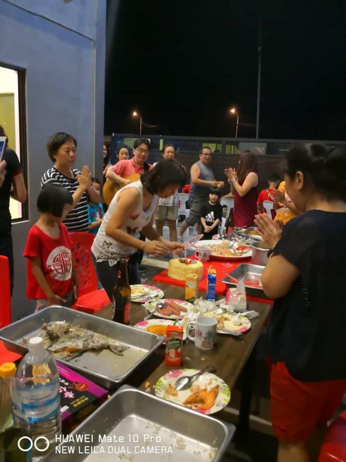 I Love U Bnb 爱乐游民宿 步行5 分钟到码头 Semporna Buitenkant foto